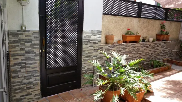 Patio con muro revestido en piedra