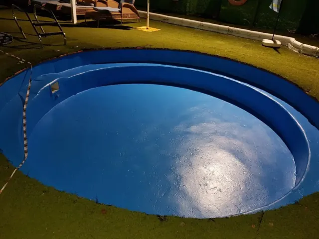 Piscina redonda recién pintada