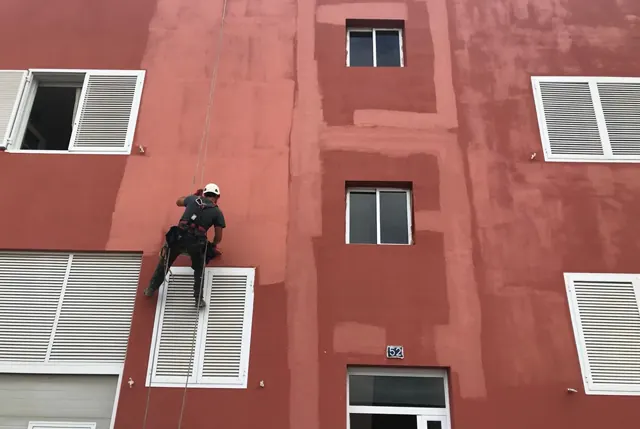 Trabajo vertical en fachada